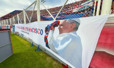 Las banderas de apoyo de los hinchas de San Lorenzo al Papa Francisco en el Nuevo Gasómetro