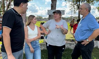 Calvo y Chivallero en el encuentro de fútbol femenino de 9 de Julio de Rafaela