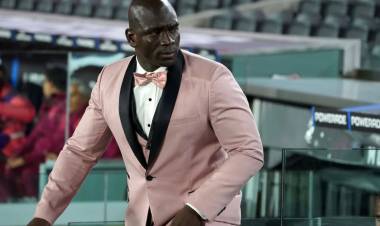 Quién es Segundo Castillo, el DT elegante que enfrentó a River por la Copa Libertadores usando un smoking