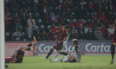Colón cambió de DT, pero no se notó y sumó su quinta derrota al hilo