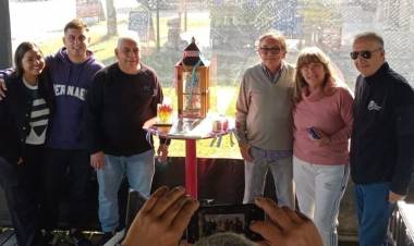 Ariel Sclafani junto a miembros de Motoagua