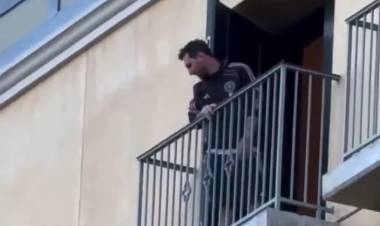 Messi salió al balcón a saludar a los hinchas y generó locura en San José