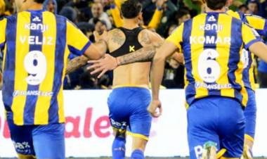 Central se quedó con el Clásico de Rosario, con un golazo de "fideo" Di María