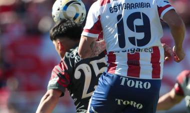 Unión igualó 1 a 1 con Huracán que jugó todo el complemento con un hombre menos