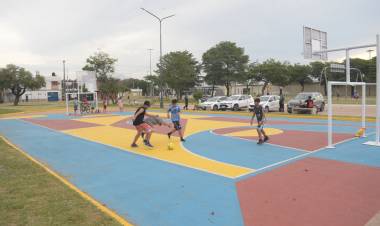 Vecinos de barrio Schneider disfrutan la renovada plaza Isabel la Católica