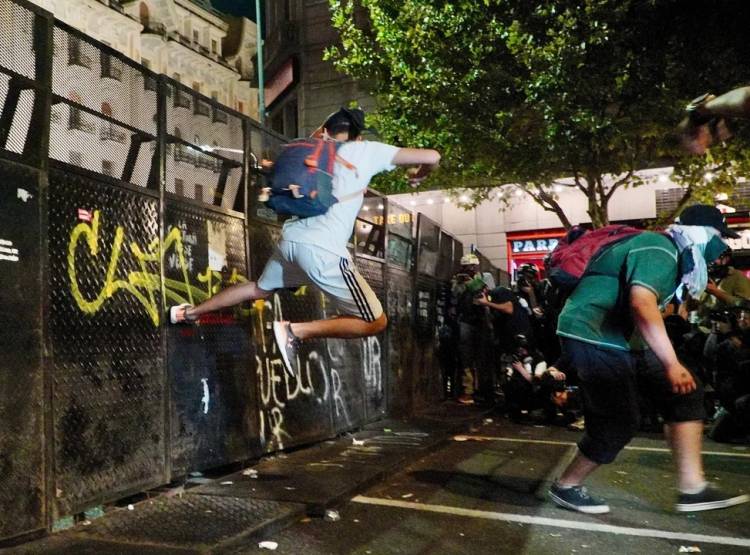 Prohíben el ingreso a la cancha a diez barras tras los disturbios en el Congreso