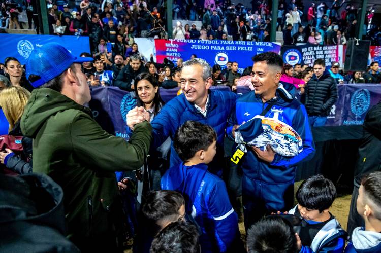 La Municipalidad entregó 10.000 camisetas a niños y niñas de clubes barriales