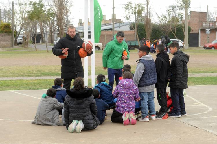 Deportes y Recreación en tu Barrio: más de 2000 estudiantes ya disfrutaron del programa