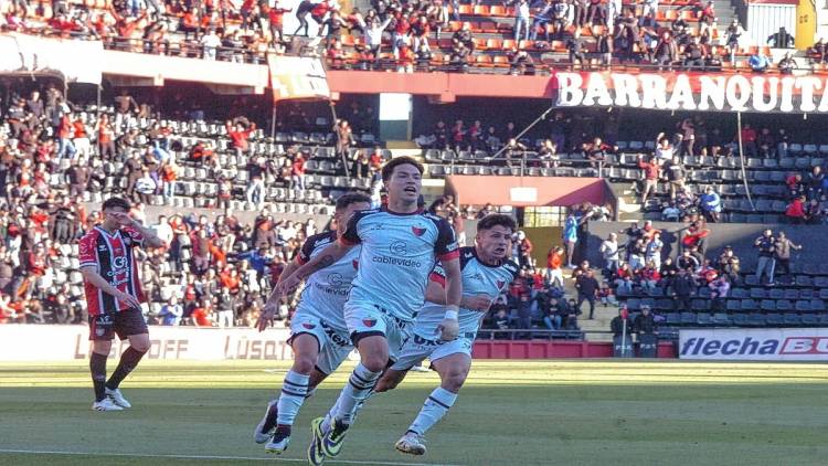Colón no pudo con Chacarita qué terminó jugando con 9