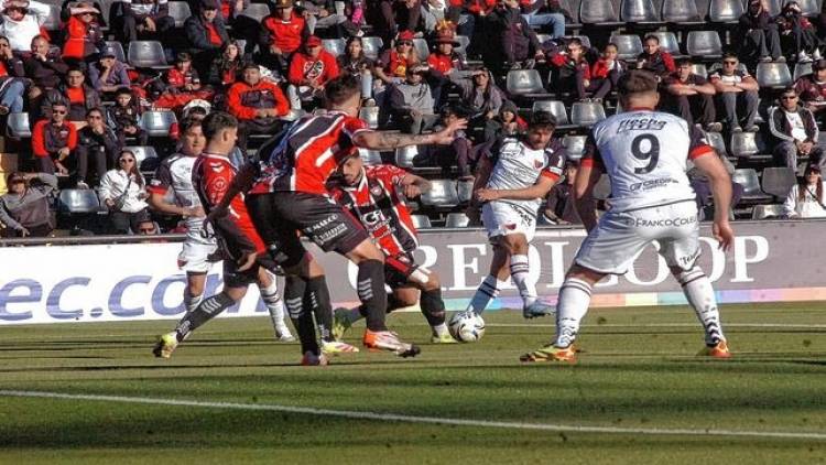 Colón no pudo con Chacarita qué terminó jugando con 9