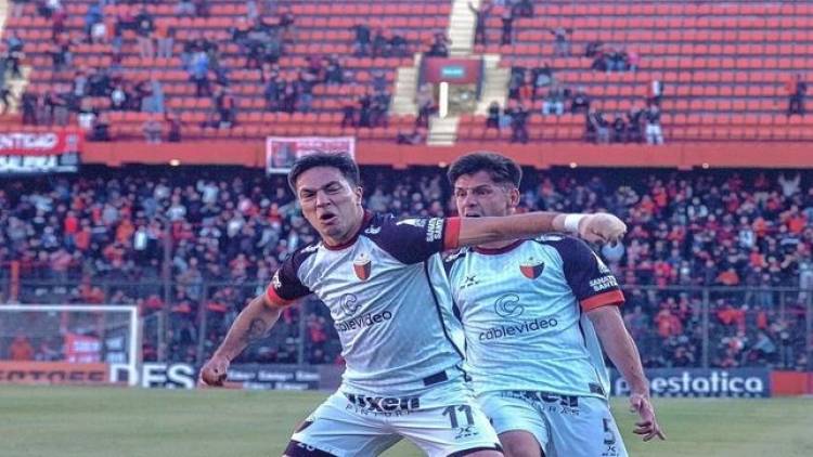Colón no pudo con Chacarita qué terminó jugando con 9