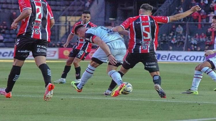 Colón no pudo con Chacarita qué terminó jugando con 9