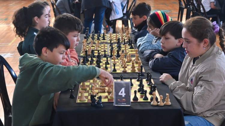 Moviendo Mentes: Más de 160 estudiantes disputaron la final provincial de ajedrez escolar por equipos de nivel primario