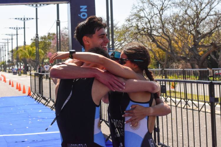 El paratriatlón y triatlón con relevos cerraron los Jadar 2025 en la subsede Santa Fe