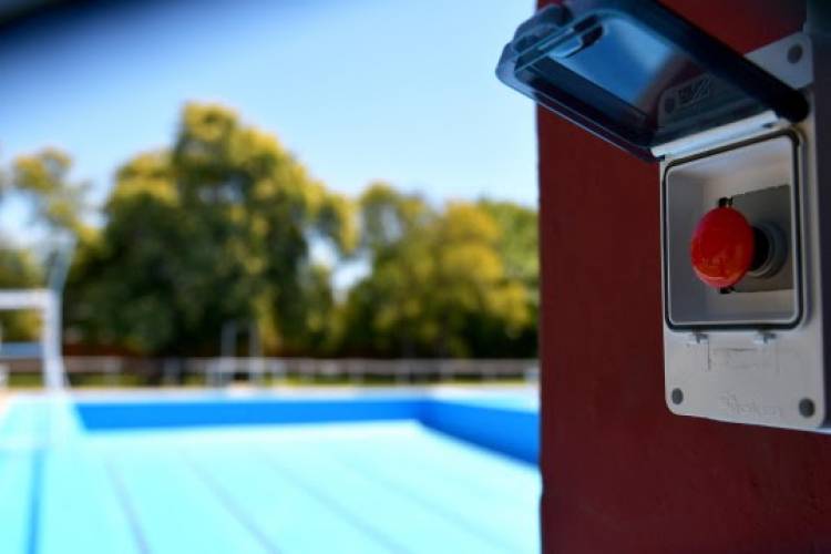 Verano seguro: la Municipalidad implementó botones de parada de emergencia en las piletas de los polideportivos