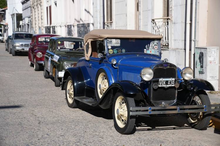 Santa Fe viaja en el tiempo: llega la Muestra de Autos y Motos Clásicos a la Estación Belgrano