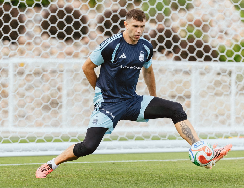 El “Dibu” Martínez sigue evolucionando y pudo entrenar con el guante derecho por primera vez